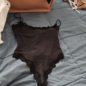 SKIMS FITS EVERYBODY LACE  AMI BODYSUIT